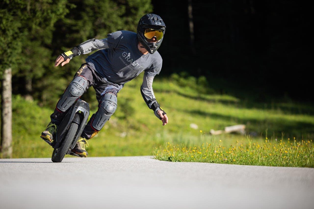 Matjaž Mihelčič på en elektrisk enhjuling — foto: Jure Jan